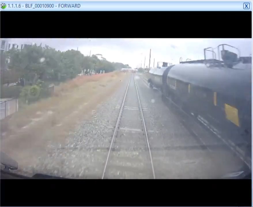 Camion dei pompieri sui binari, tranciato in due tra treno ad alta velocità: video