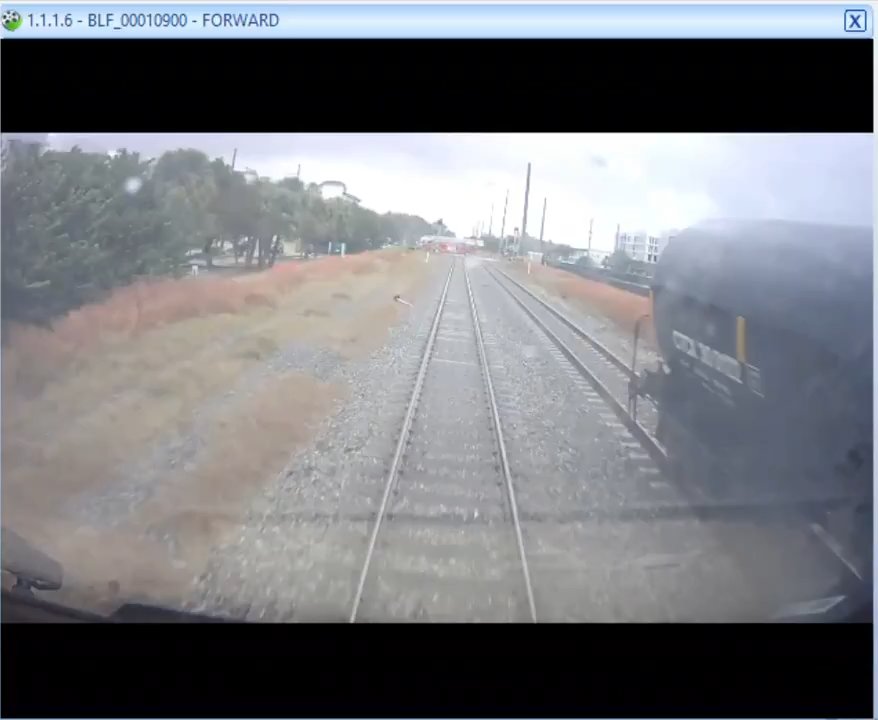 Camion dei pompieri sui binari, tranciato in due tra treno ad alta velocità: video