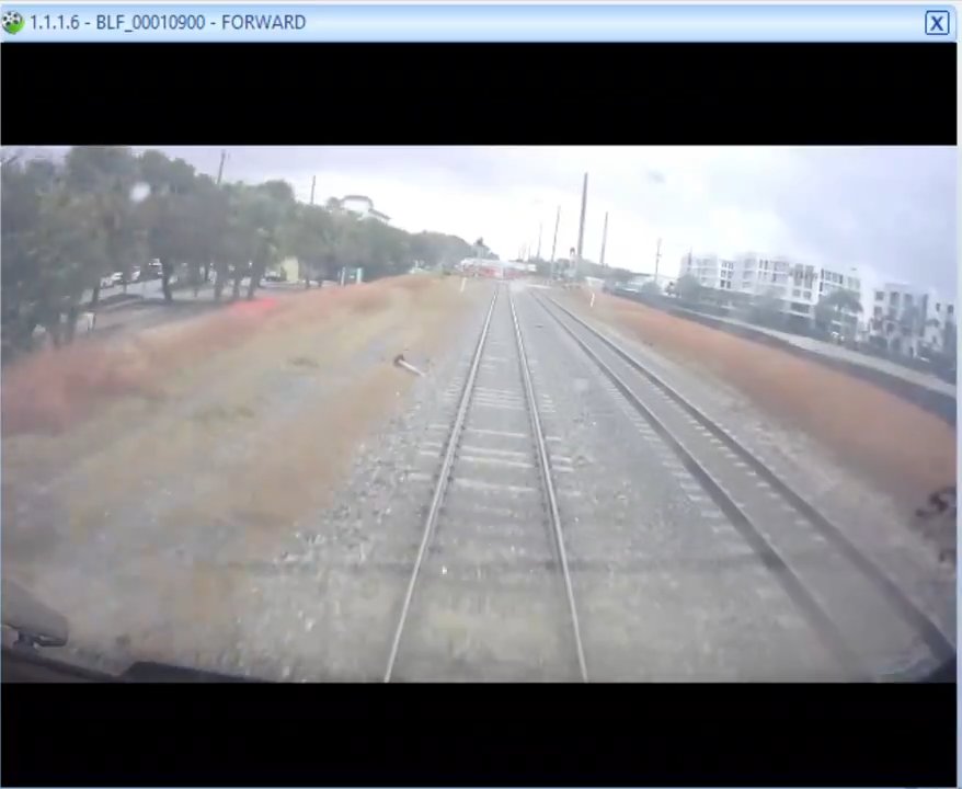 Camion dei pompieri sui binari, tranciato in due tra treno ad alta velocità: video