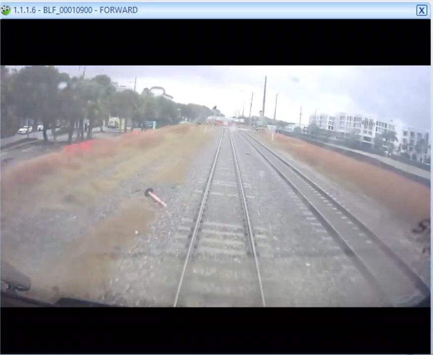 Camion dei pompieri sui binari, tranciato in due tra treno ad alta velocità: video