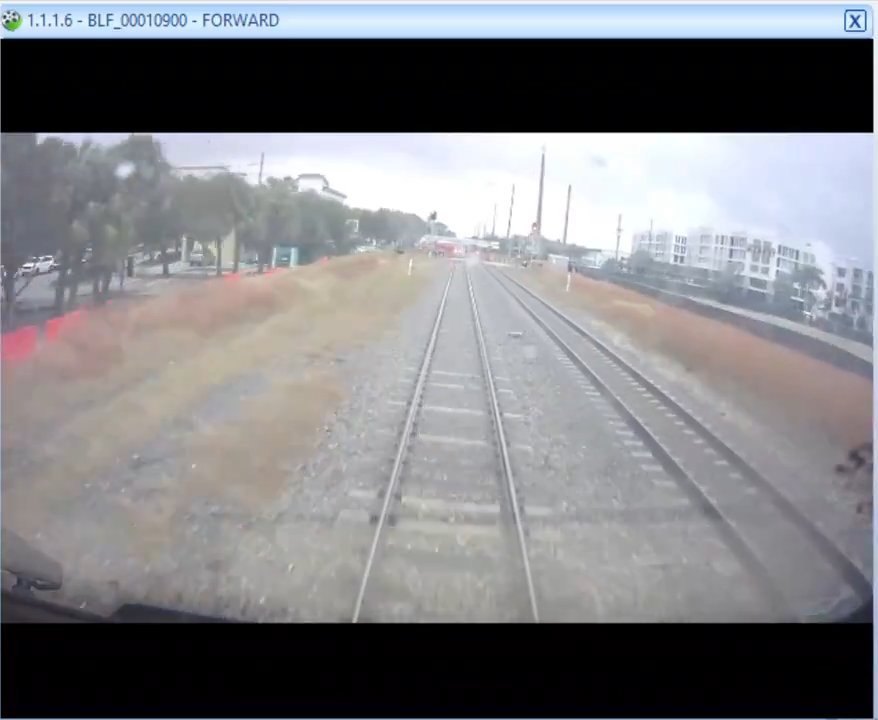 Camion dei pompieri sui binari, tranciato in due tra treno ad alta velocità: video