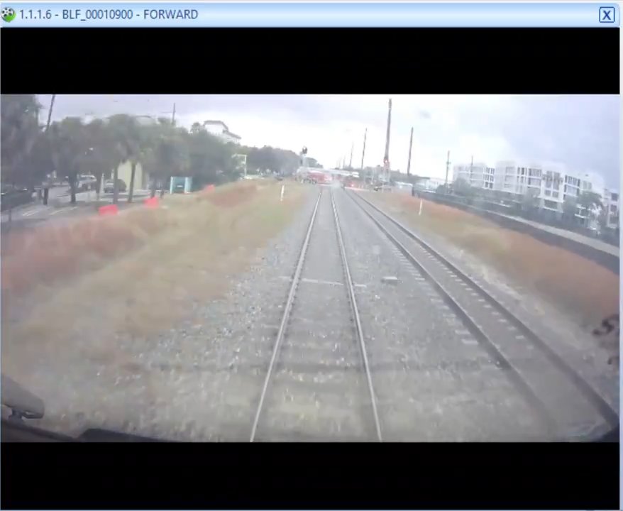 Camion dei pompieri sui binari, tranciato in due tra treno ad alta velocità: video