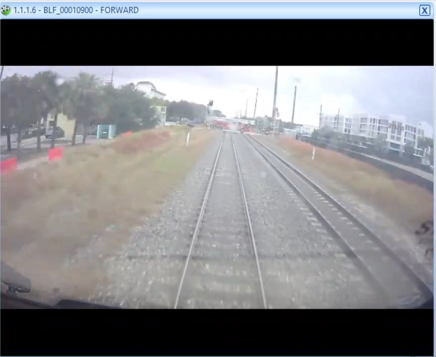 Camion dei pompieri sui binari, tranciato in due tra treno ad alta velocità: video