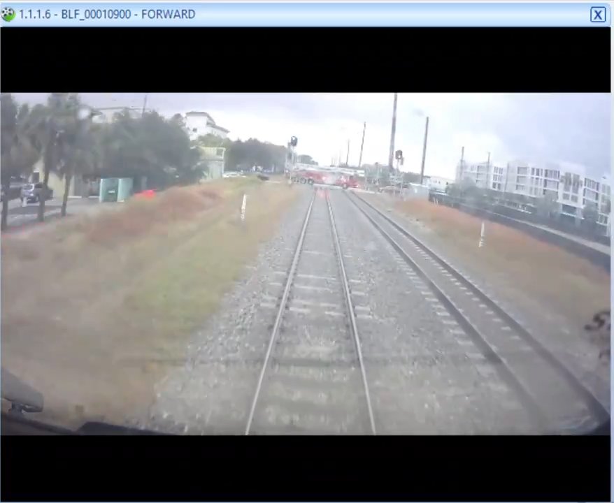 Camion dei pompieri sui binari, tranciato in due tra treno ad alta velocità: video