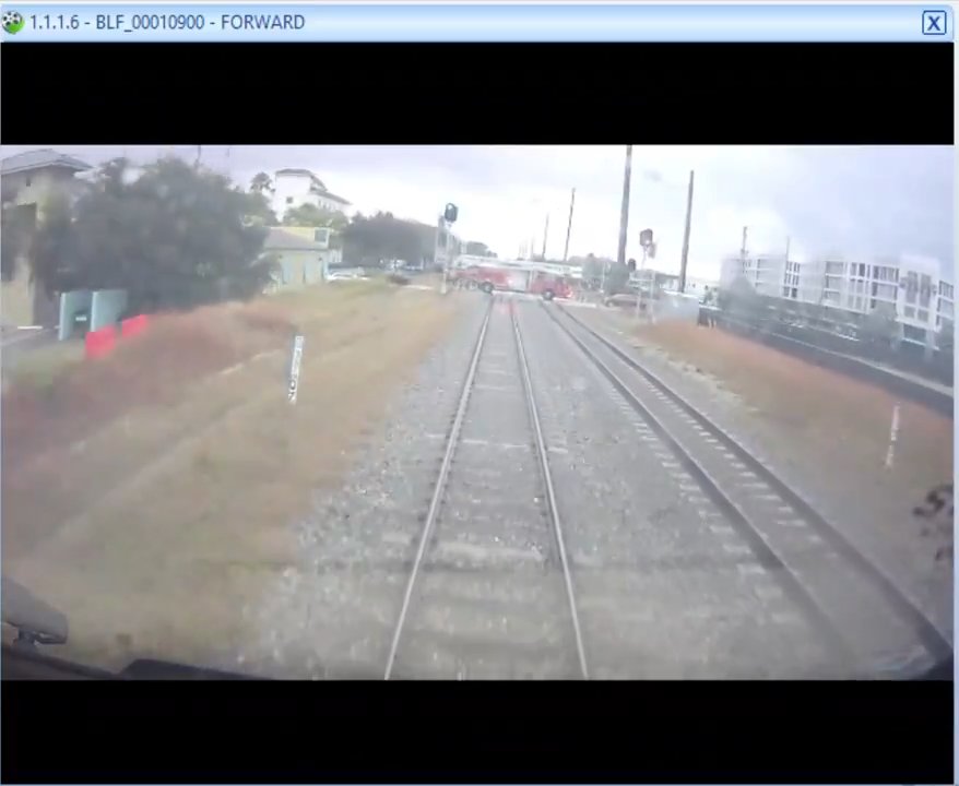 Camion dei pompieri sui binari, tranciato in due tra treno ad alta velocità: video