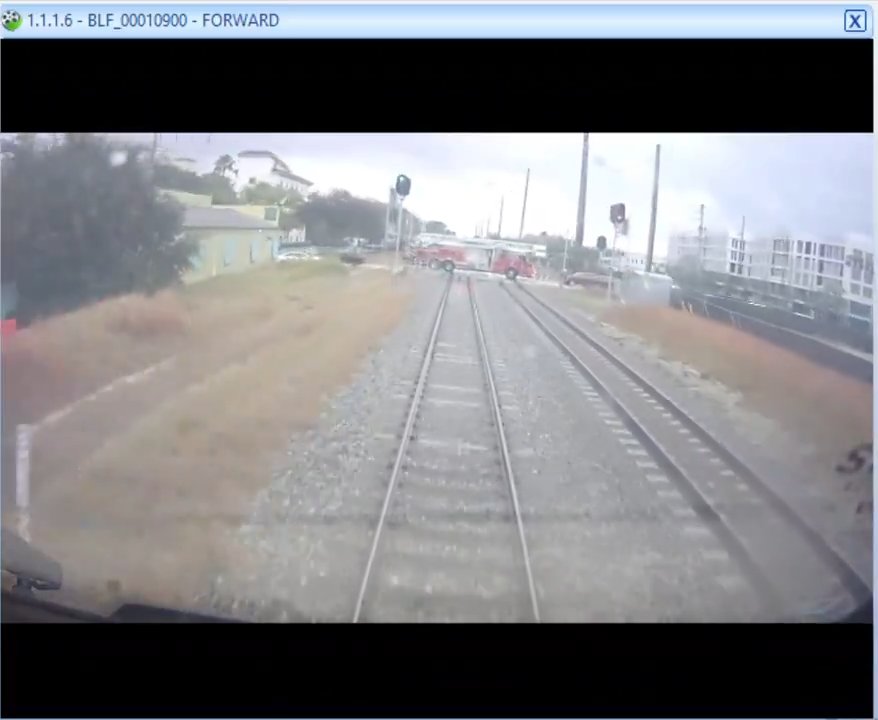 Camion dei pompieri sui binari, tranciato in due tra treno ad alta velocità: video