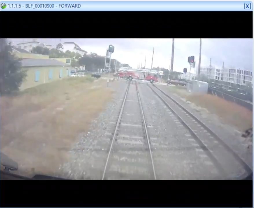 Camion dei pompieri sui binari, tranciato in due tra treno ad alta velocità: video