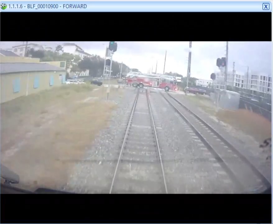 Camion dei pompieri sui binari, tranciato in due tra treno ad alta velocità: video