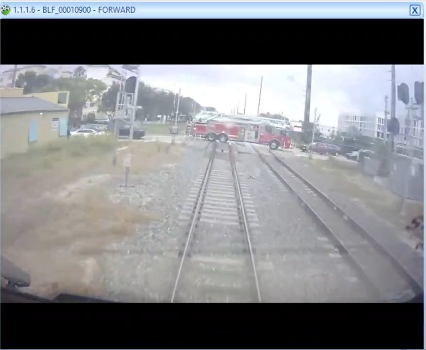 Camion dei pompieri sui binari, tranciato in due tra treno ad alta velocità: video