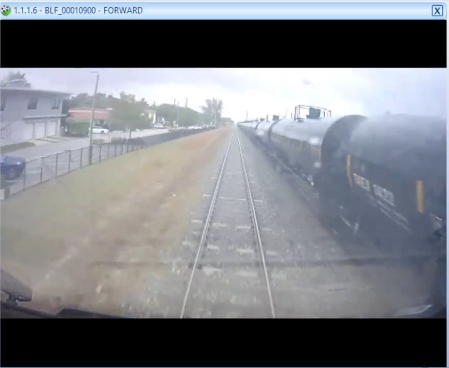 Camion dei pompieri sui binari, tranciato in due tra treno ad alta velocità: video