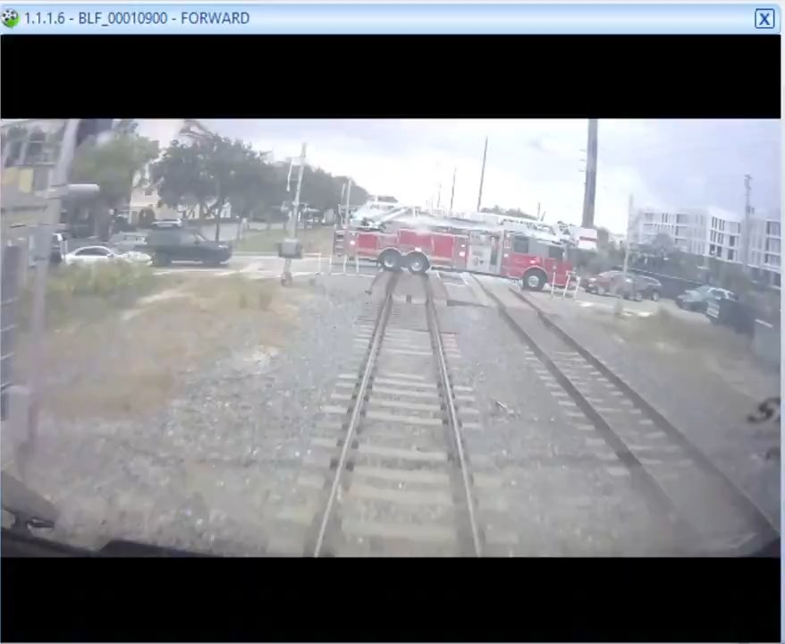 Camion dei pompieri sui binari, tranciato in due tra treno ad alta velocità: video