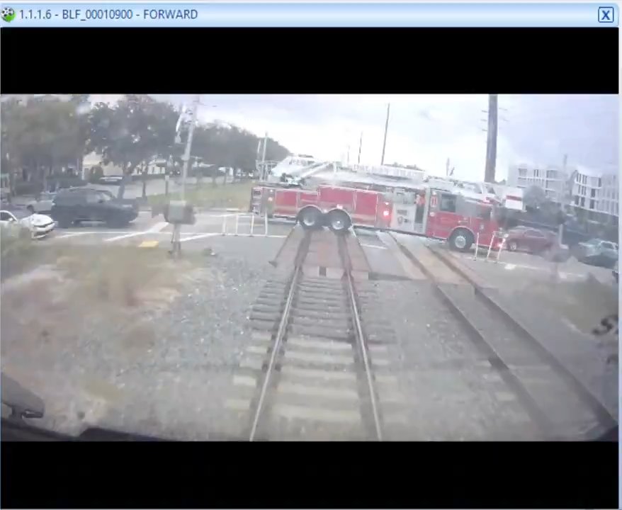 Camion dei pompieri sui binari, tranciato in due tra treno ad alta velocità: video