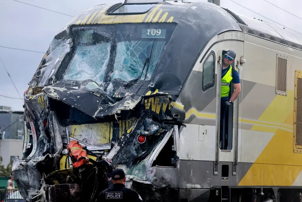 Camion dei pompieri sui binari, tranciato in due tra treno ad alta velocità: video