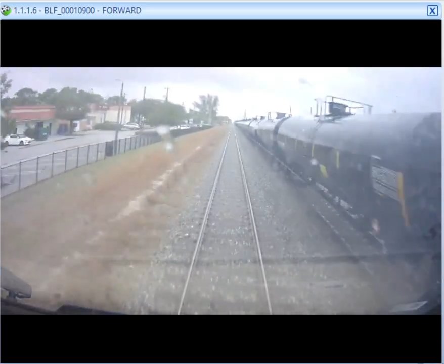 Camion dei pompieri sui binari, tranciato in due tra treno ad alta velocità: video