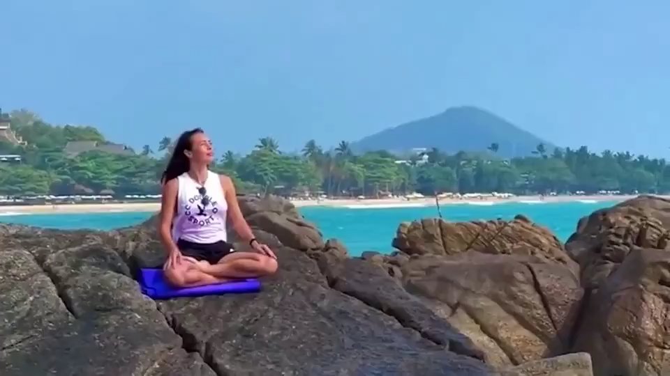 Influencerin macht Yoga am Felsen: Schurkenwelle tötet sie, schockierendes Video