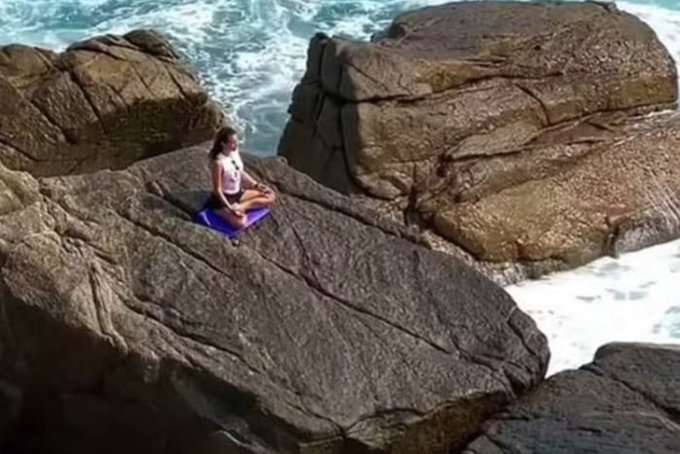 Influencerin macht Yoga am Felsen: Schurkenwelle tötet sie, schockierendes Video