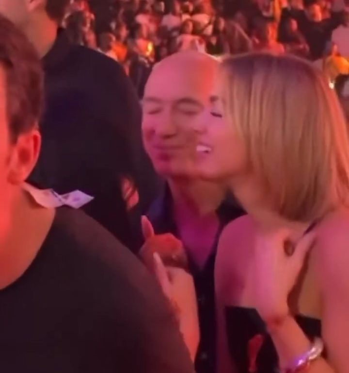 Jeff Bezos et sa main sur son ami : la vidéo fait-elle exploser le mariage ? C'est ce que Musk a à voir avec ça