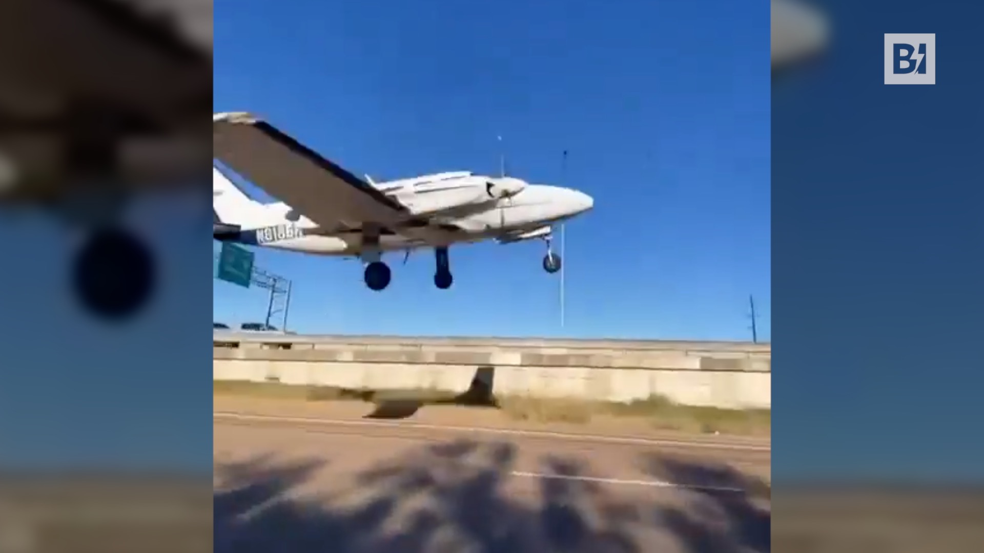 Texas: Ein Touristenflugzeug stürzt auf der Autobahn ab