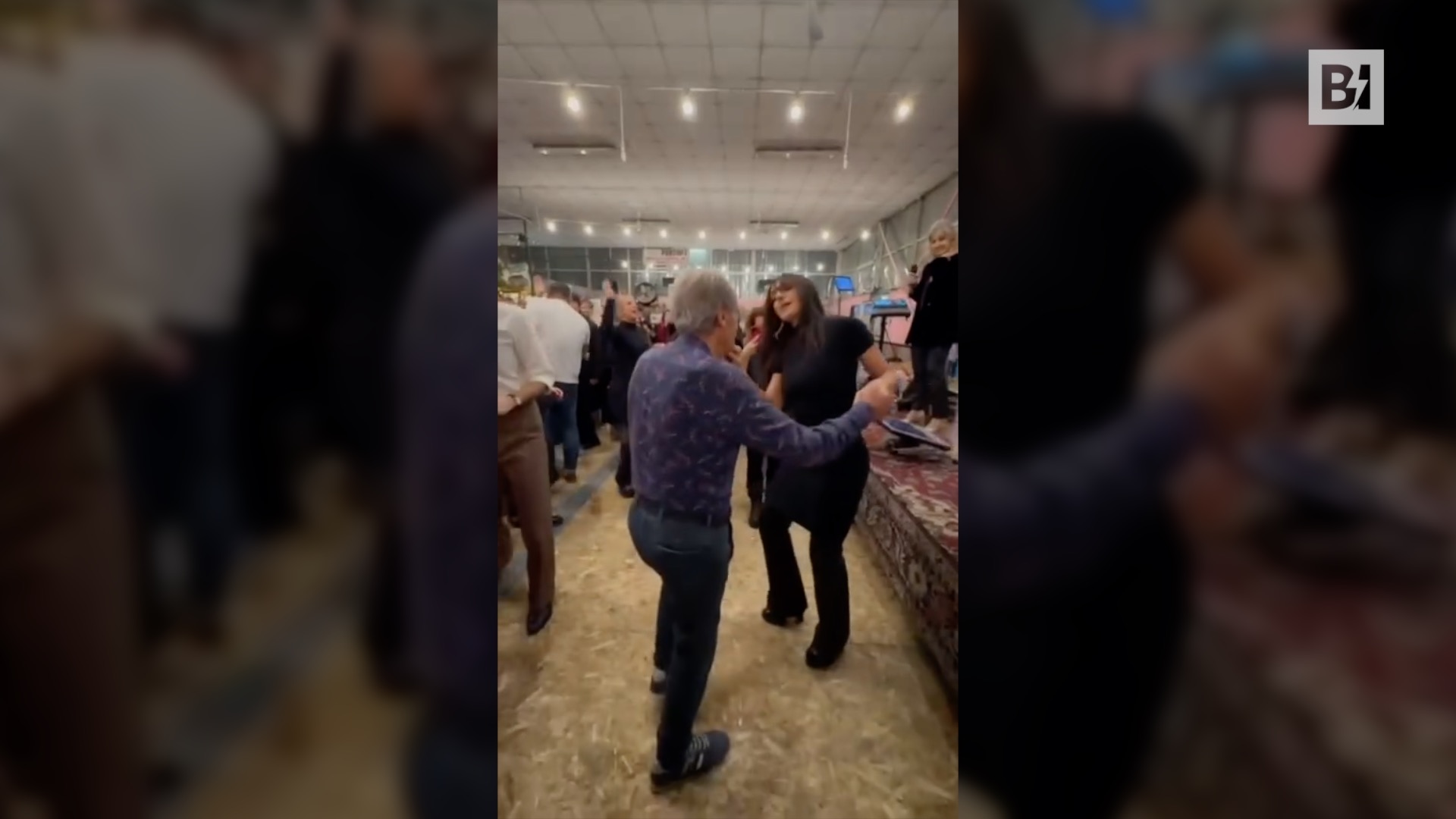 Ambra si scatena in balera, guarda che passi…