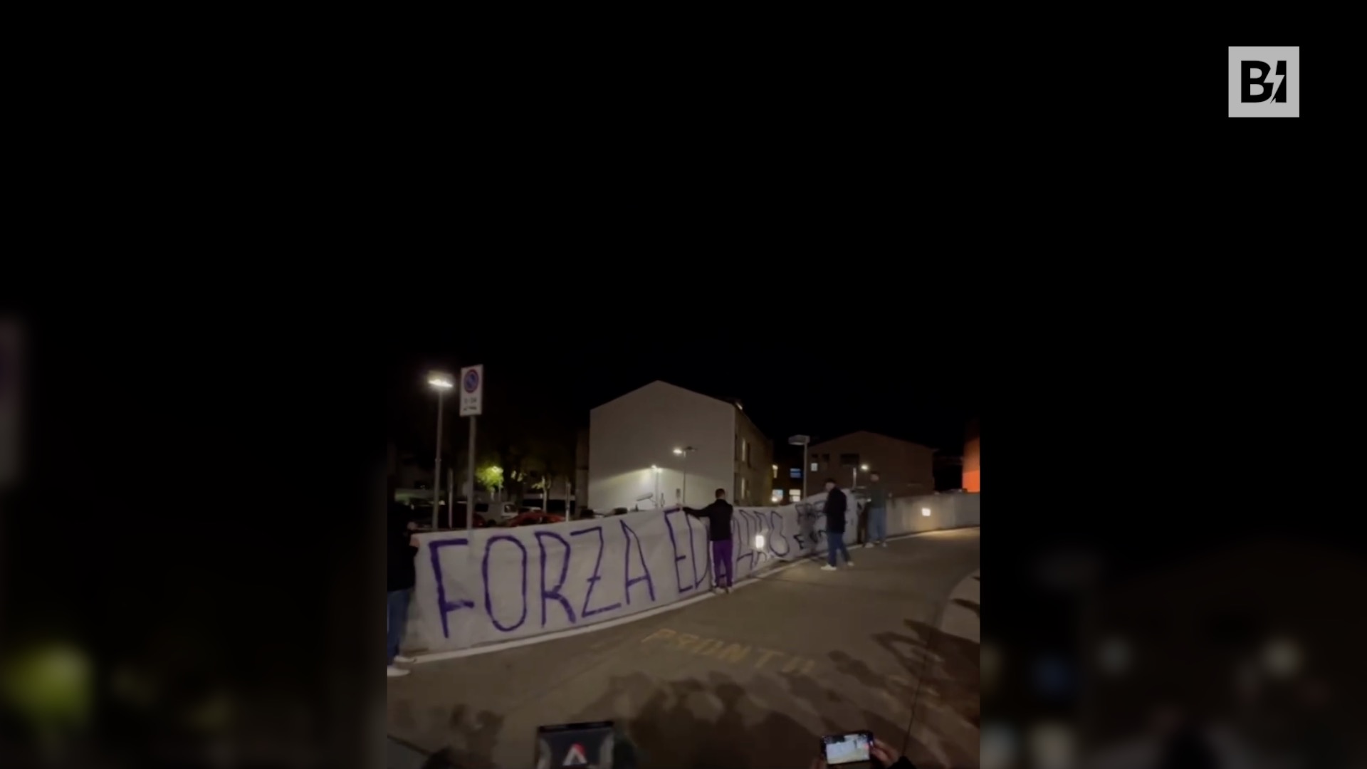 “Forza Edo”, lo striscione per Bove fuori dall’ospedale…