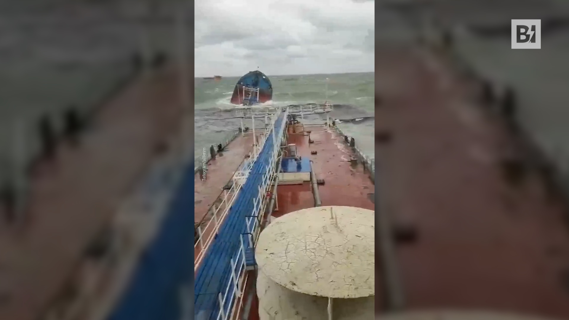 Russia, tempesta affonda due petroliere: combustibile in mare