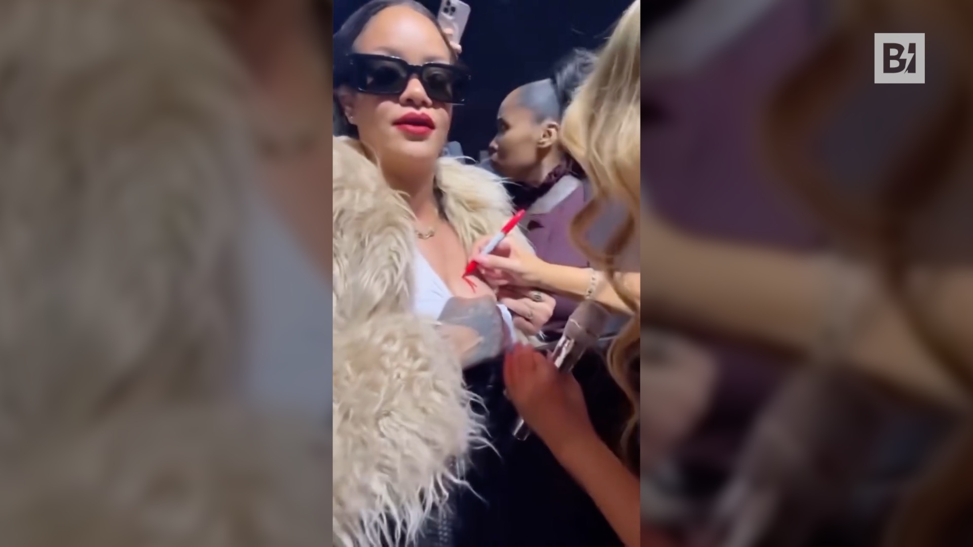 Mariah Carey gibt Rihanna ein Zeichen für die Brust