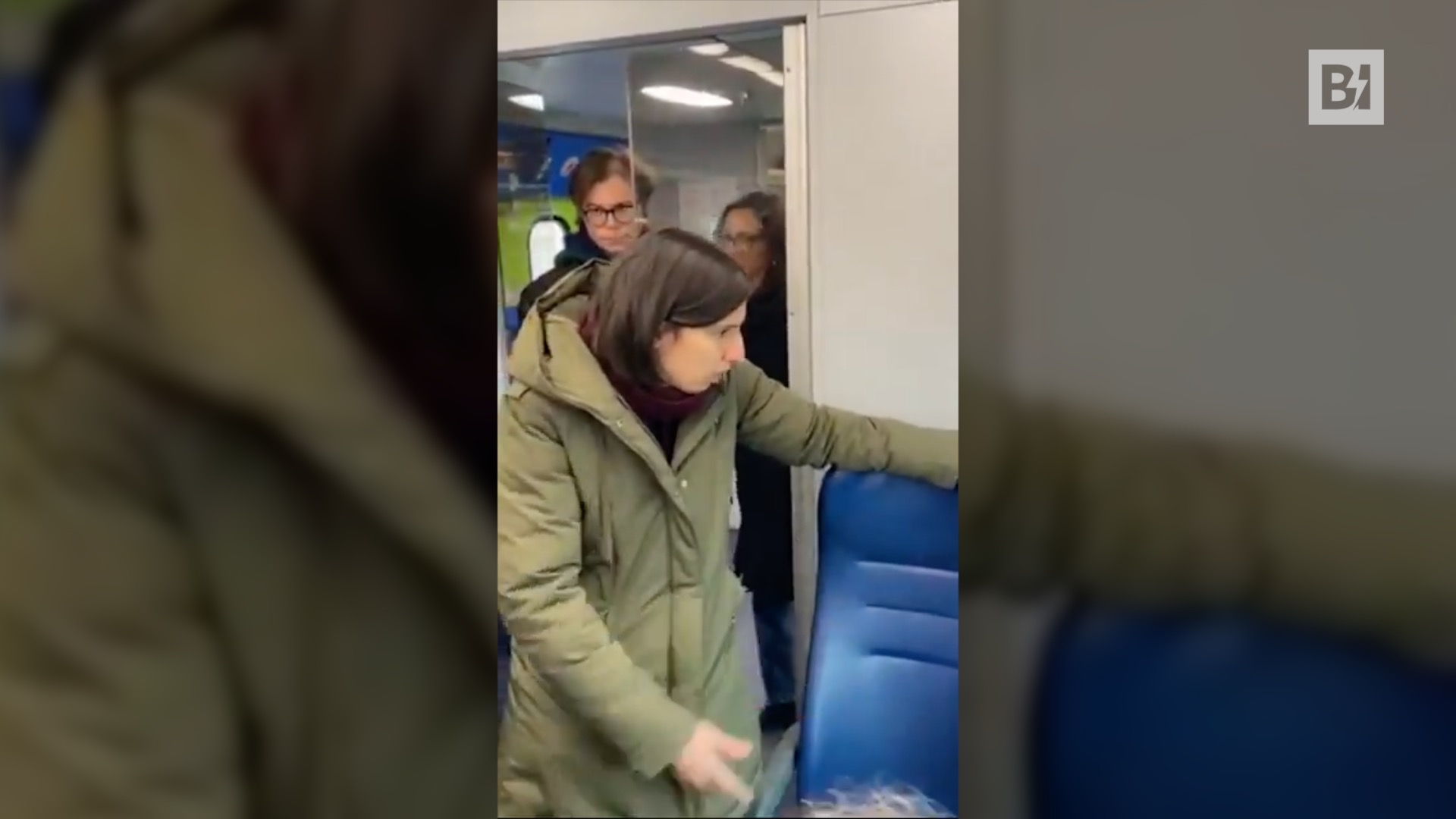 Elly Schlein viaggia coi pendolari: “Come sono questi…