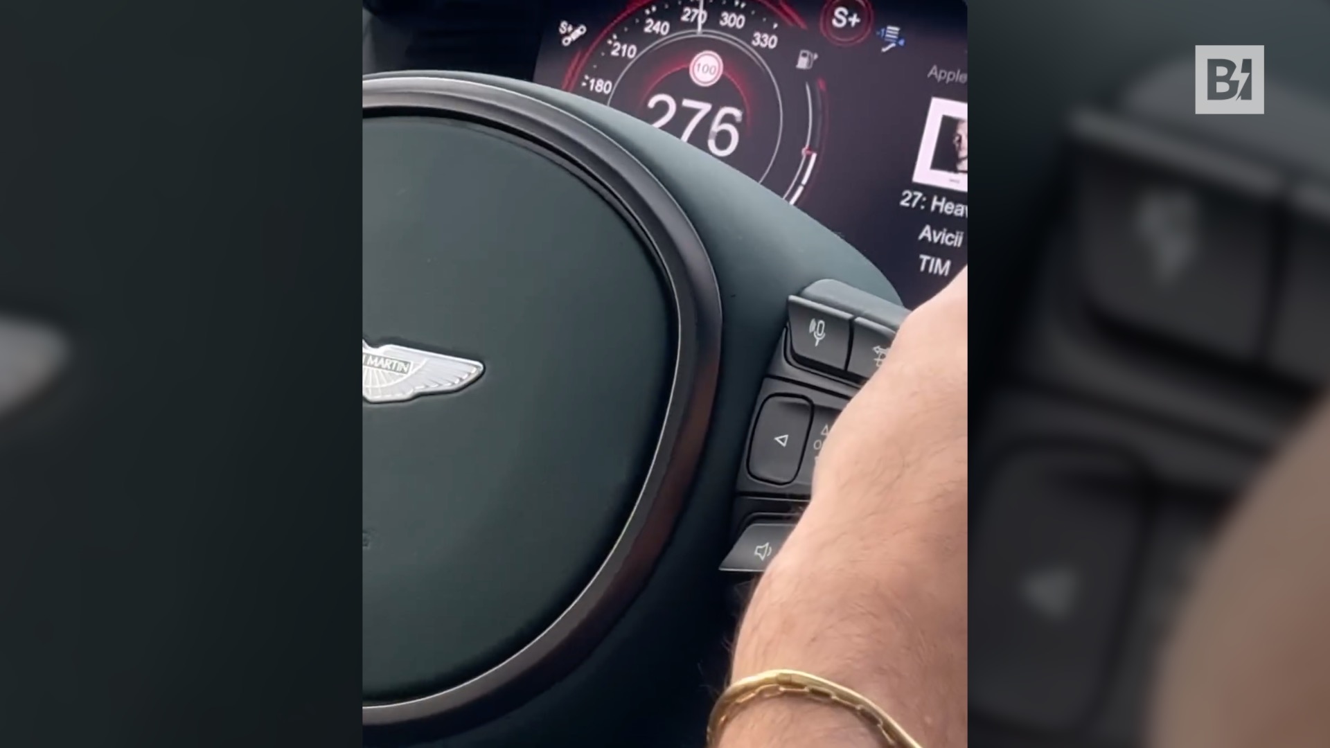 Tsitsipas sfreccia a 276 km/h sulla sua supercar:…