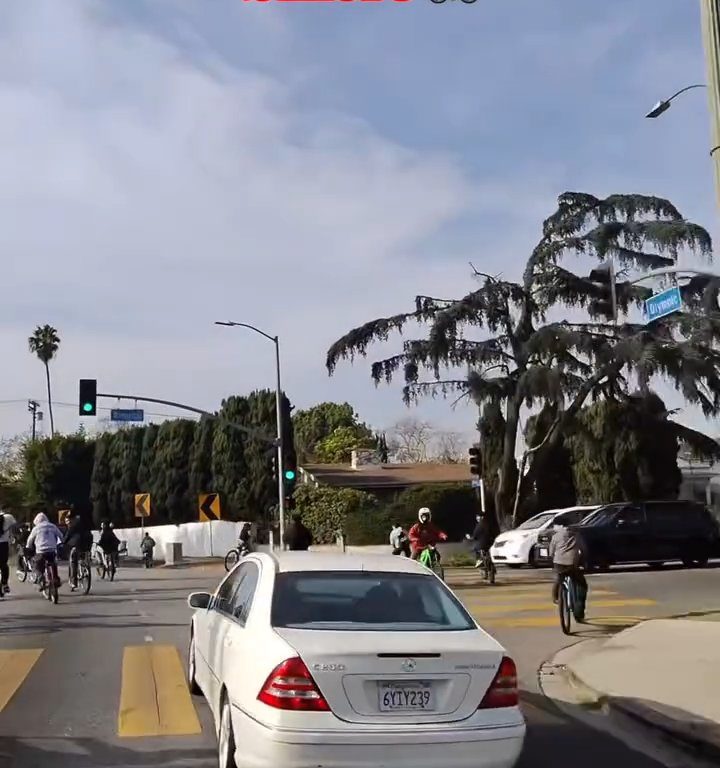 Los ciclistas invaden la carretera, un automovilista al estilo GTA casi los atropella: atrapados y golpeados