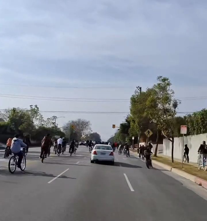 Los ciclistas invaden la carretera, un automovilista al estilo GTA casi los atropella: atrapados y golpeados