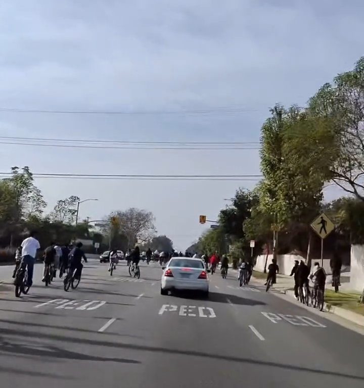 Los ciclistas invaden la carretera, un automovilista al estilo GTA casi los atropella: atrapados y golpeados