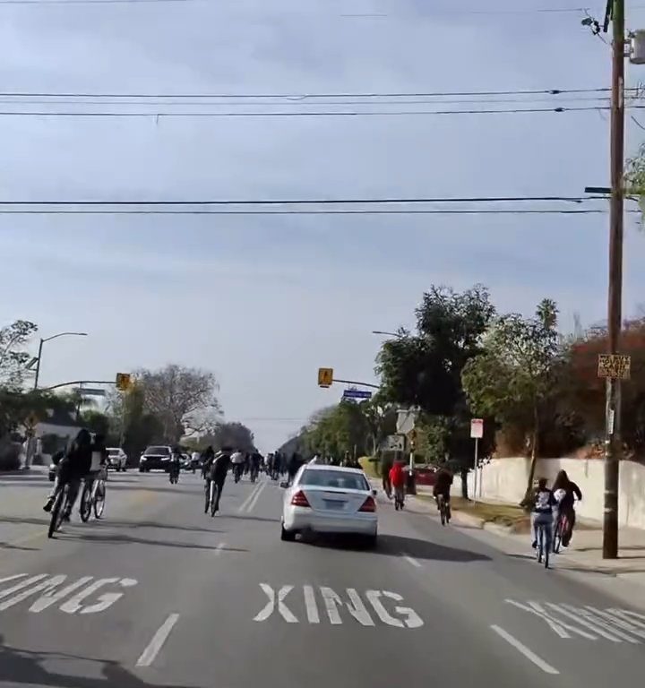 Los ciclistas invaden la carretera, un automovilista al estilo GTA casi los atropella: atrapados y golpeados