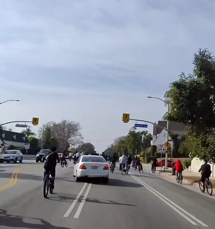 Los ciclistas invaden la carretera, un automovilista al estilo GTA casi los atropella: atrapados y golpeados