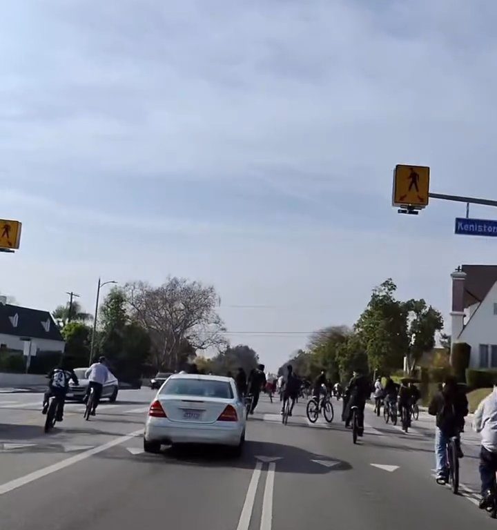 Los ciclistas invaden la carretera, un automovilista al estilo GTA casi los atropella: atrapados y golpeados