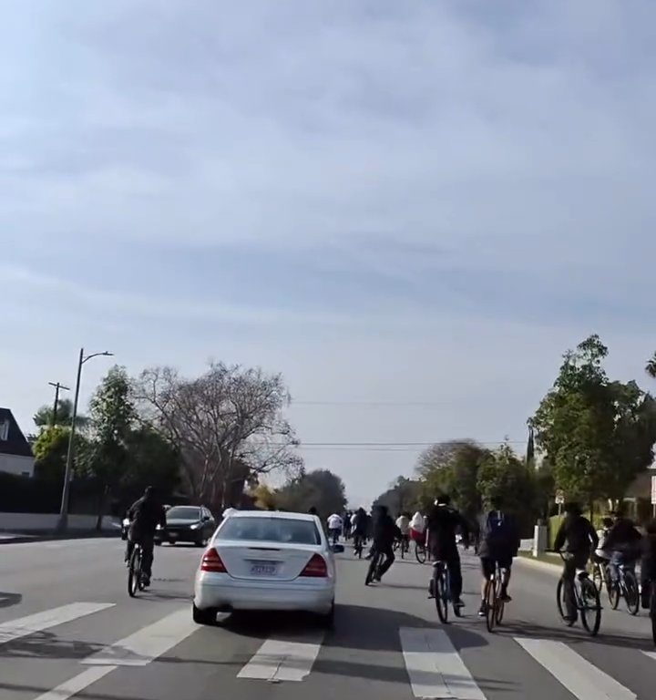 Los ciclistas invaden la carretera, un automovilista al estilo GTA casi los atropella: atrapados y golpeados