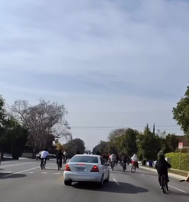 Los ciclistas invaden la carretera, un automovilista al estilo GTA casi los atropella: atrapados y golpeados