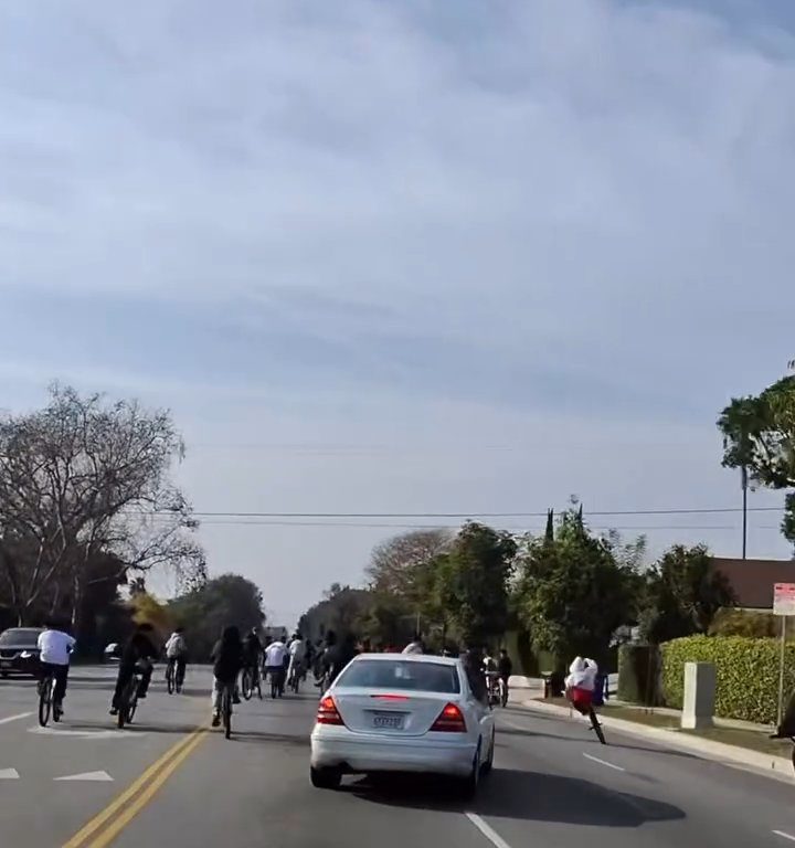 Los ciclistas invaden la carretera, un automovilista al estilo GTA casi los atropella: atrapados y golpeados