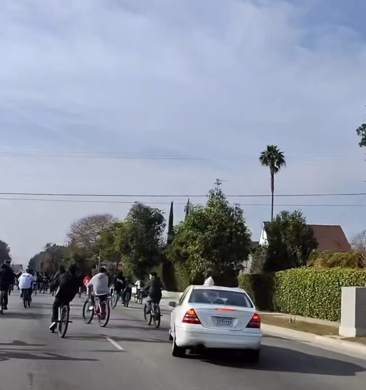 Los ciclistas invaden la carretera, un automovilista al estilo GTA casi los atropella: atrapados y golpeados