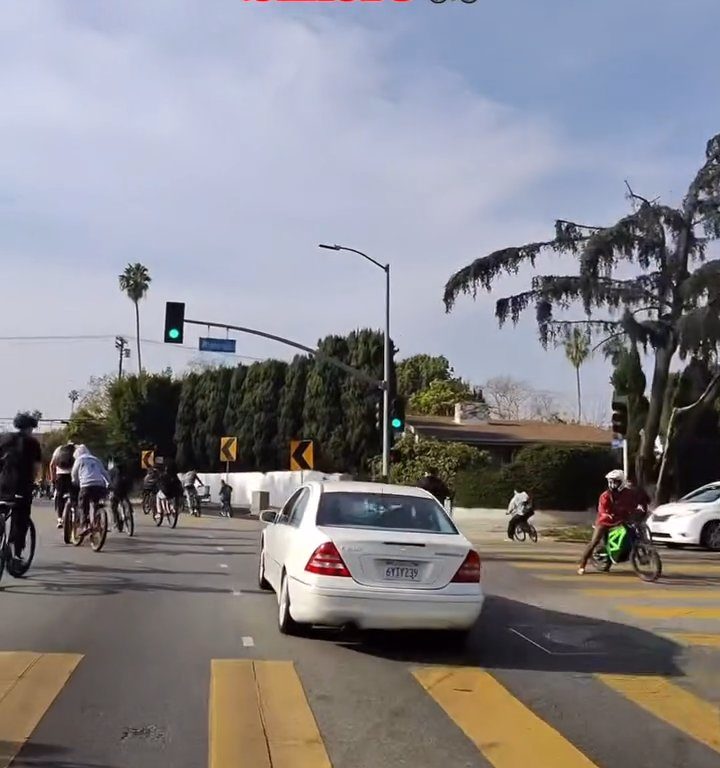 Los ciclistas invaden la carretera, un automovilista al estilo GTA casi los atropella: atrapados y golpeados