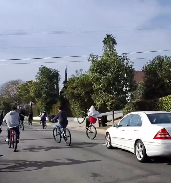 Los ciclistas invaden la carretera, un automovilista al estilo GTA casi los atropella: atrapados y golpeados