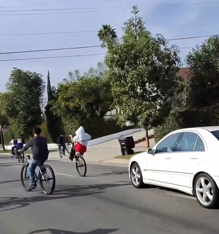 Los ciclistas invaden la carretera, un automovilista al estilo GTA casi los atropella: atrapados y golpeados