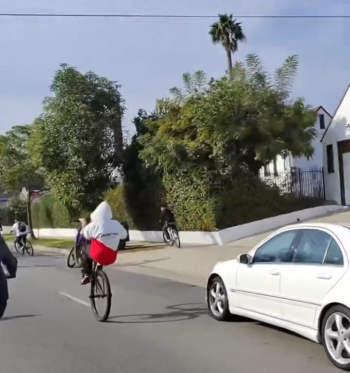 Los ciclistas invaden la carretera, un automovilista al estilo GTA casi los atropella: atrapados y golpeados