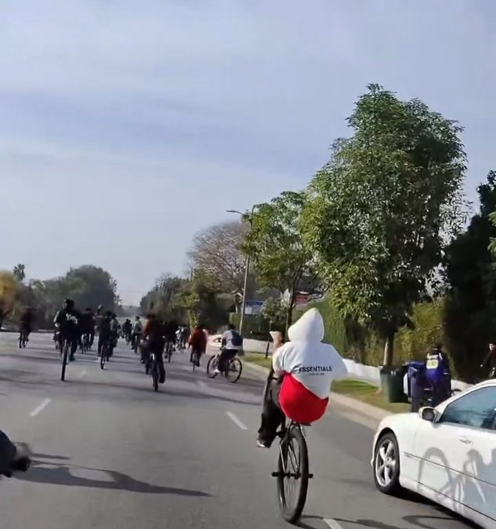 Los ciclistas invaden la carretera, un automovilista al estilo GTA casi los atropella: atrapados y golpeados