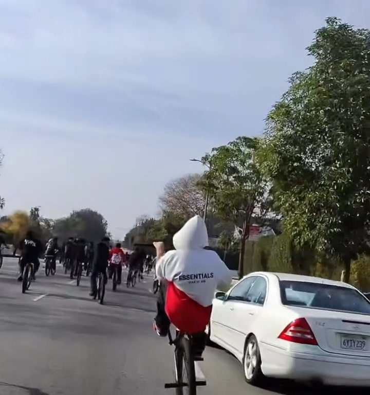 Los ciclistas invaden la carretera, un automovilista al estilo GTA casi los atropella: atrapados y golpeados