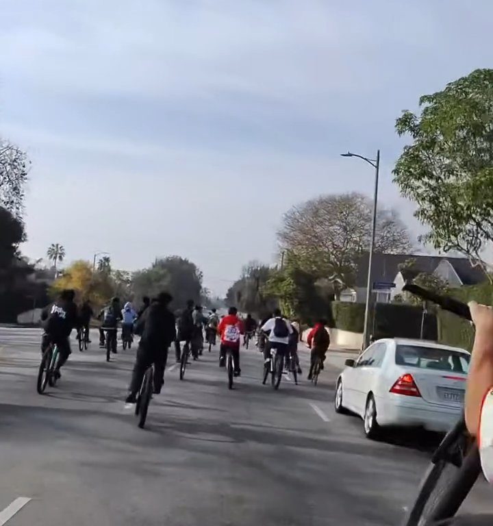 Los ciclistas invaden la carretera, un automovilista al estilo GTA casi los atropella: atrapados y golpeados