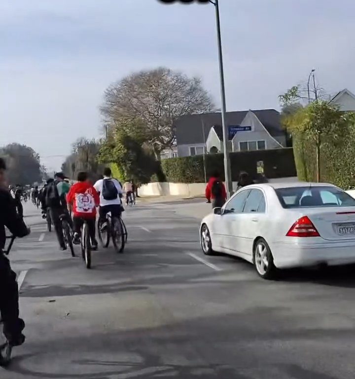 Los ciclistas invaden la carretera, un automovilista al estilo GTA casi los atropella: atrapados y golpeados