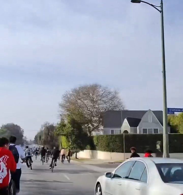 Los ciclistas invaden la carretera, un automovilista al estilo GTA casi los atropella: atrapados y golpeados