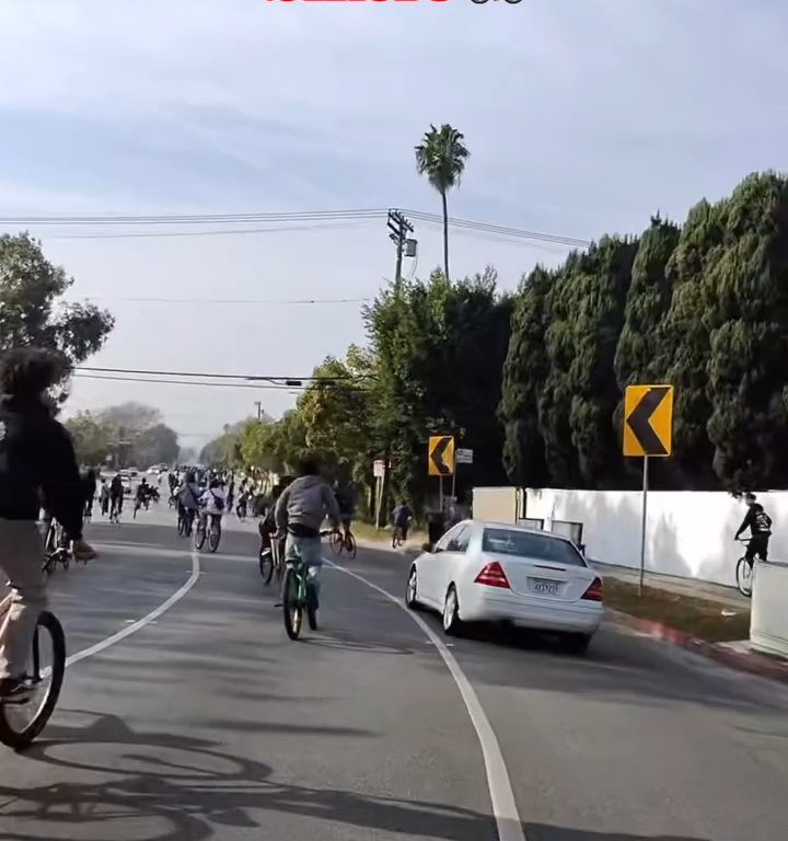 Los ciclistas invaden la carretera, un automovilista al estilo GTA casi los atropella: atrapados y golpeados