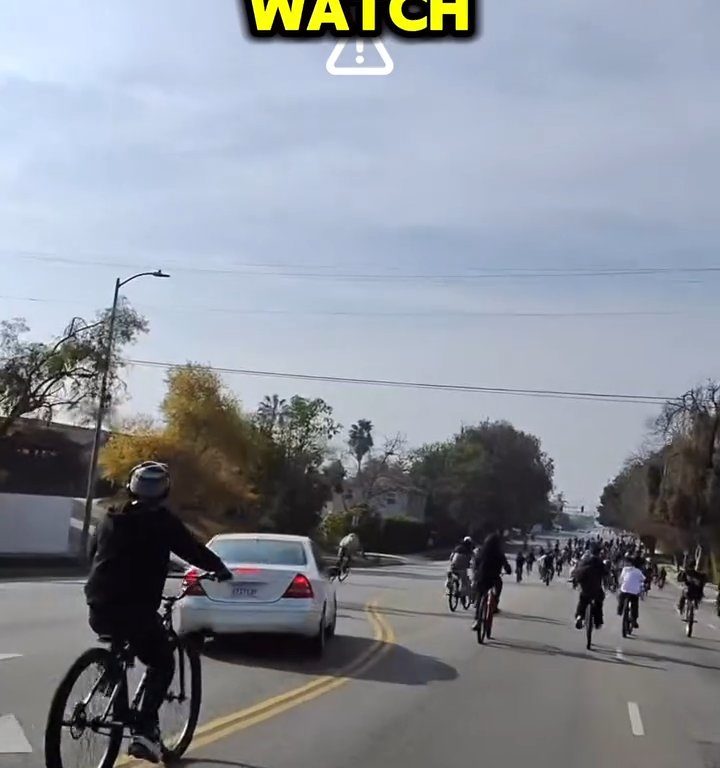 Los ciclistas invaden la carretera, un automovilista al estilo GTA casi los atropella: atrapados y golpeados