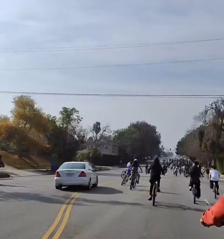 Los ciclistas invaden la carretera, un automovilista al estilo GTA casi los atropella: atrapados y golpeados